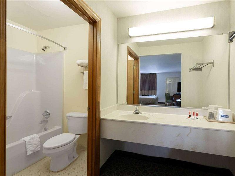 Brentwoodinn&Suites Глен Ален Екстериор снимка