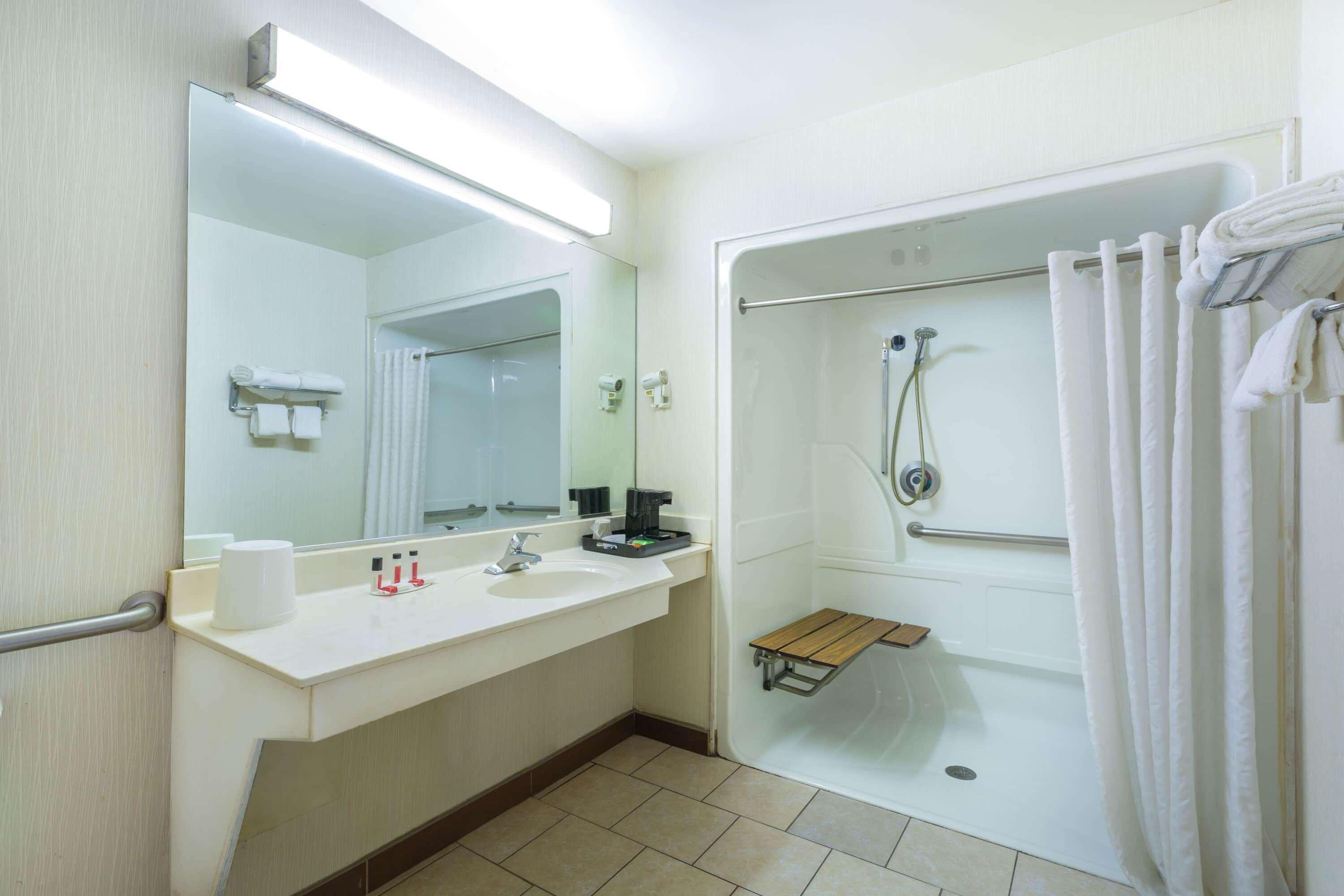 Brentwoodinn&Suites Глен Ален Екстериор снимка