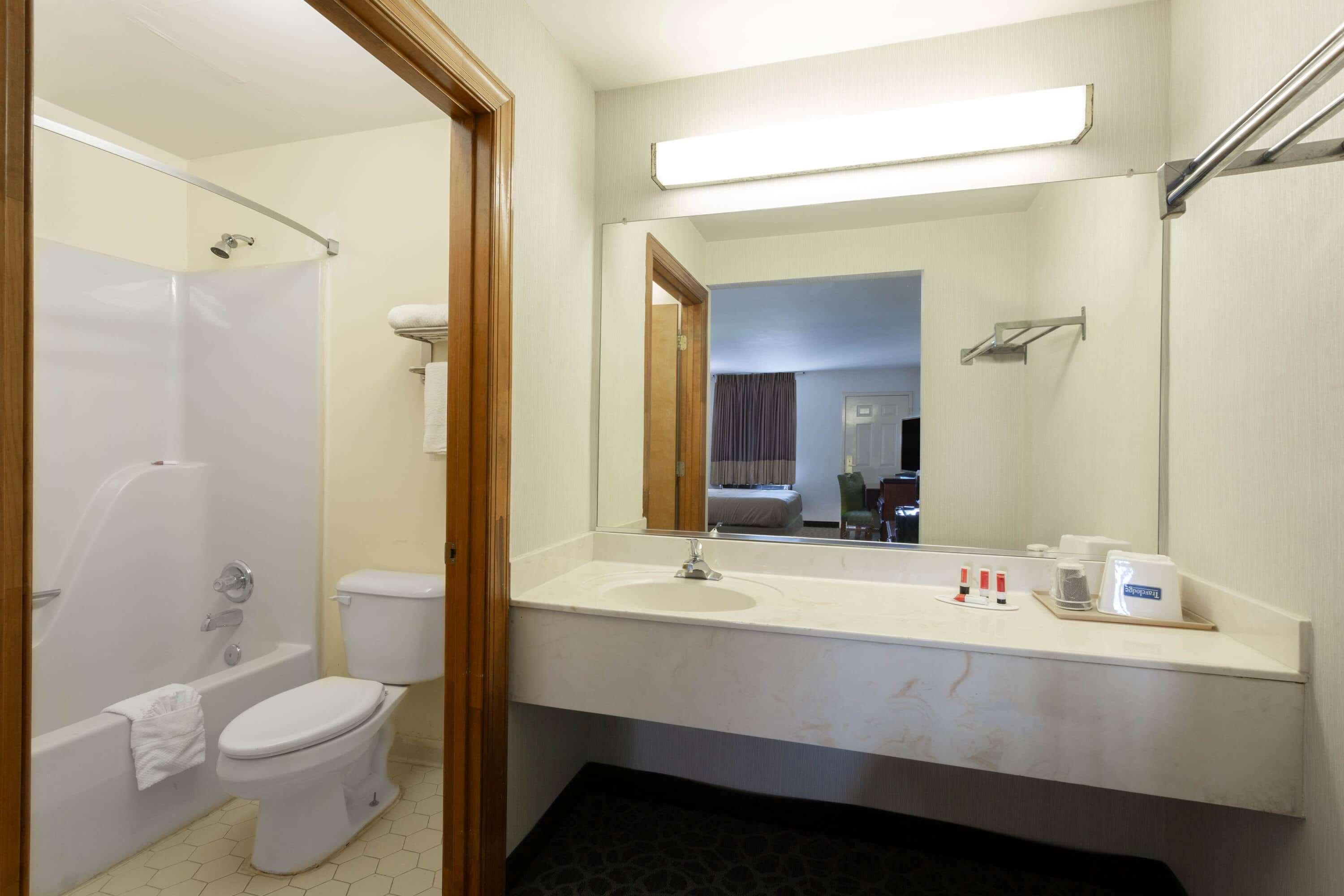 Brentwoodinn&Suites Глен Ален Екстериор снимка